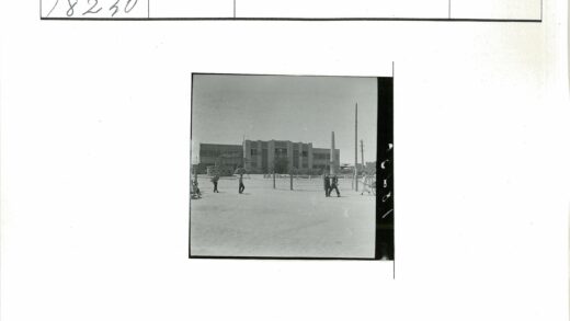 历史建筑正门时钟街景.jpg