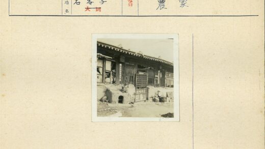 历史建筑残垣与工具散落.jpg