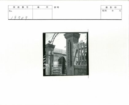 历史建筑石门与金属门景观.jpg