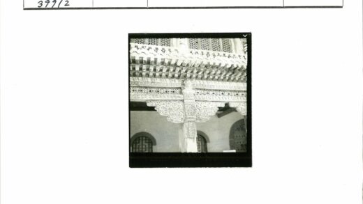 历史建筑石雕装饰与拱窗细节.jpg