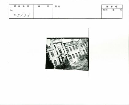 历史建筑砖砌立面与柱廊入口.jpg
