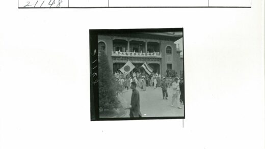 历史建筑群众聚集场景.jpg