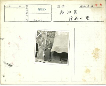 历史建筑钟楼传统服饰人物.jpg