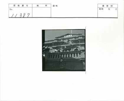 历史建筑阳台挥舞旗帜.jpg