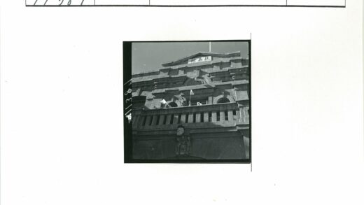 历史建筑阳台挥舞旗帜.jpg