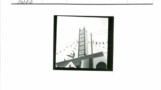历史建筑顶部鹰雕与旗帜招牌.jpg