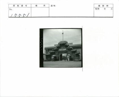 历史拱门装饰与岗亭入口.jpg