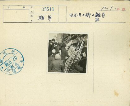 历史武器展览与冬装观众.jpg