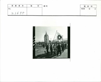 历史游行与纪念碑前的旗帜队伍.jpg