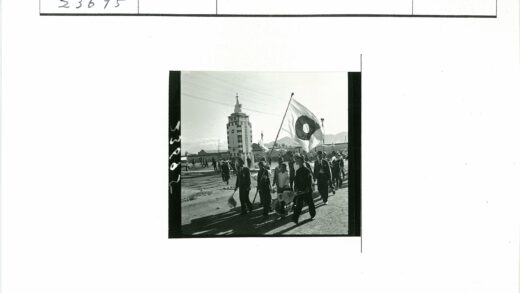 历史游行与纪念碑前的旗帜队伍.jpg