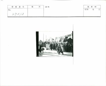 历史游行中的旗帜与建筑.jpg