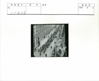 历史游行街道人群围观.jpg