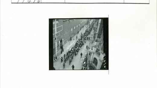 历史游行街道人群围观.jpg
