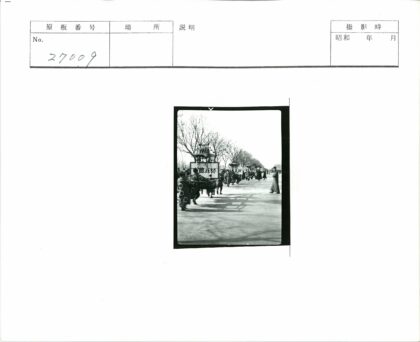 历史游行队伍与装饰车街景.jpg