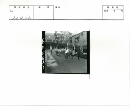 历史游行队伍沿街行进.jpg