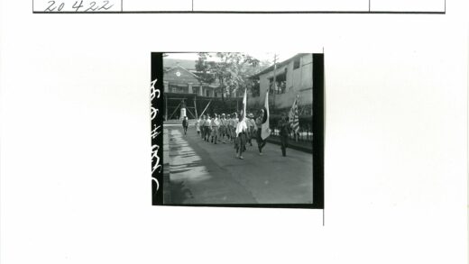 历史游行队伍沿街行进.jpg