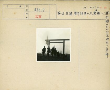 历史游行队伍穿越传统木构建筑.jpg
