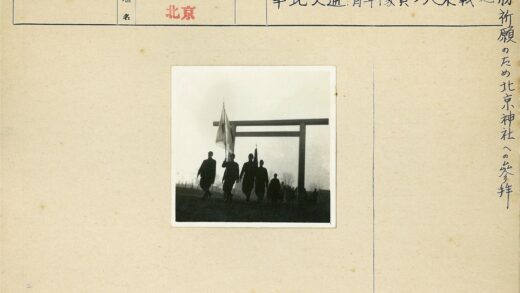 历史游行队伍穿越传统木构建筑.jpg