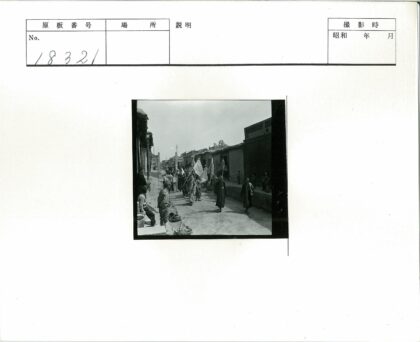 历史游行队伍穿过狭窄街道.jpg
