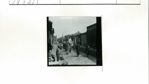 历史游行队伍穿过狭窄街道.jpg