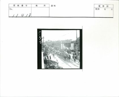 历史游行队伍穿过街道与牌坊.jpg
