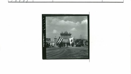 历史游行队伍经过拱门.jpg