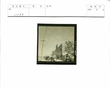 历史游行队伍经过石建筑.jpg