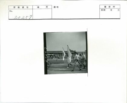 历史游行队伍行进在土路上.jpg
