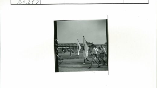历史游行队伍行进在土路上.jpg