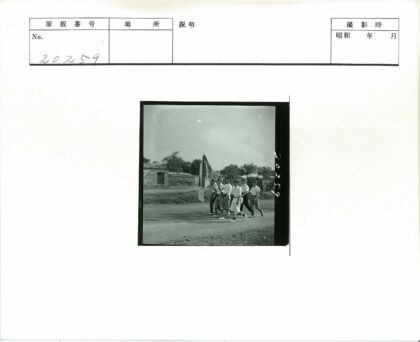 历史游行队伍街头行进实拍.jpg