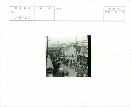 历史游行队伍街头行进实景.jpg