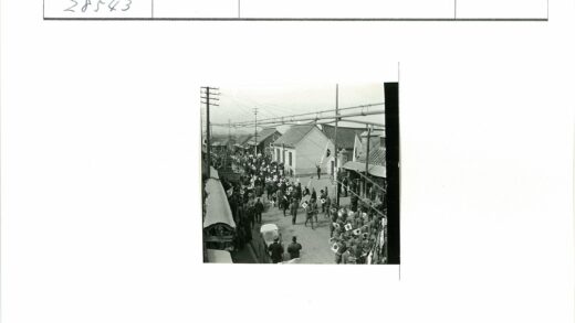 历史游行队伍街头行进实景.jpg