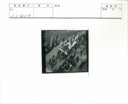 历史游行队伍街景俯瞰.jpg