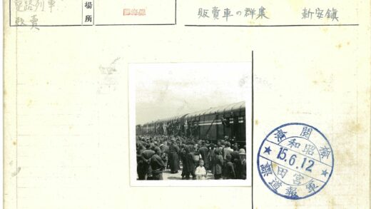 历史火车人群聚集场景.jpg