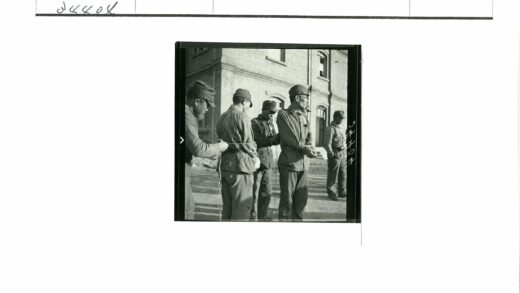 历史照片中的制服人员列队.jpg