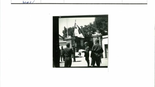 历史照片中的士兵与旗帜.jpg