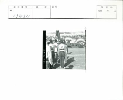 历史田径赛事运动员列队场景.jpg
