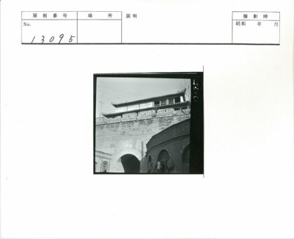 历史砖墙拱门与传统建筑.jpg