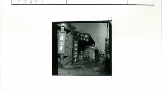 历史街区繁华市井生活场景.jpg