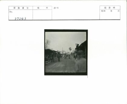 历史街景店铺旗帜树木建筑.jpg