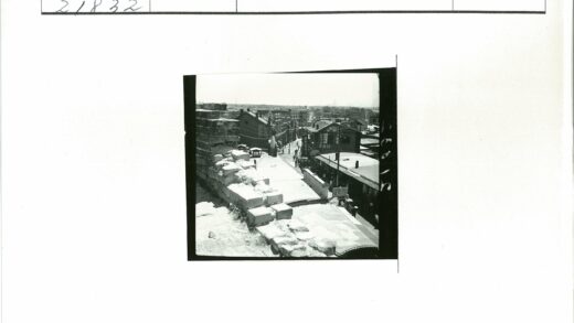 历史街景建筑与行人.jpg