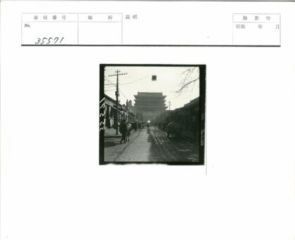 历史街景行人骑马多层大门.jpg
