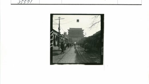 历史街景行人骑马多层大门.jpg