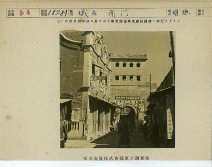 历史街道行人拱门街景.jpg