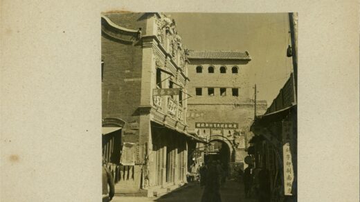 历史街道行人拱门街景.jpg
