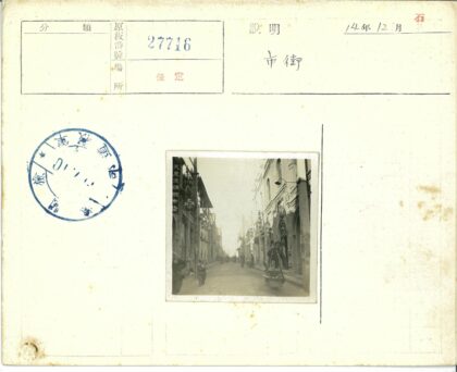 历史街道行人推车街景.jpg