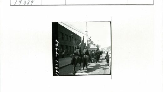 历史街道骑马游行队伍.jpg