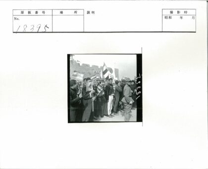 历史见证者聚集铭文墙前.jpg