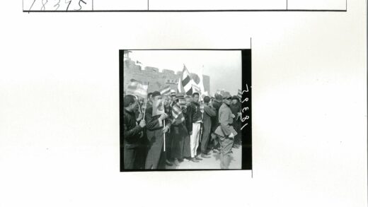 历史见证者聚集铭文墙前.jpg