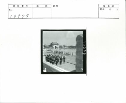 历史运动场制服队伍与建筑背景.jpg